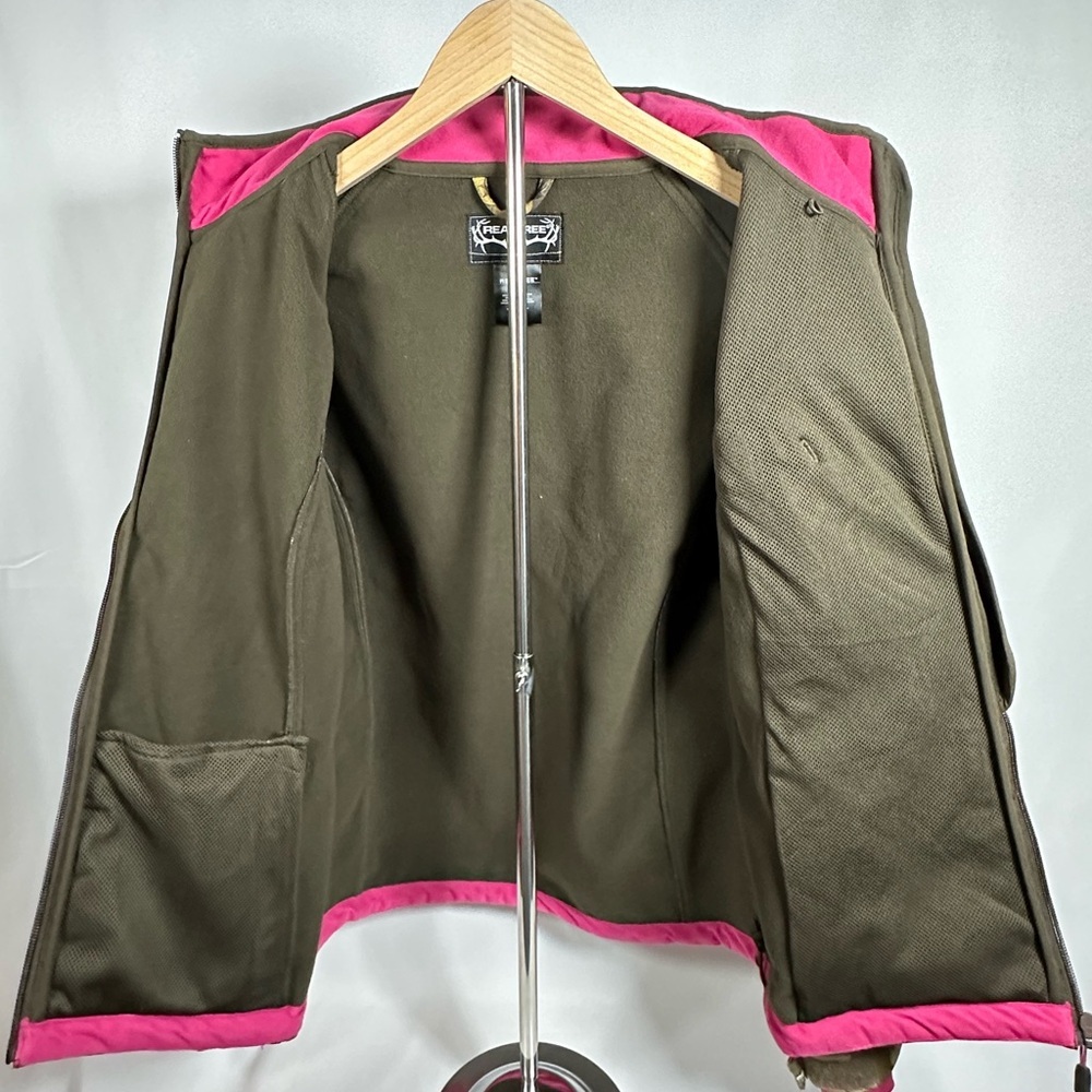 Realtree Camouflaged Zipped Jacket Medium w/Zip pockets and inside pocket. 
(A) - Picture 3 of 8